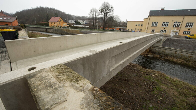 75 Tonnen schwer, verbindet die neue Brücke an einer alten Stelle die beiden Ufer der Müglitz.