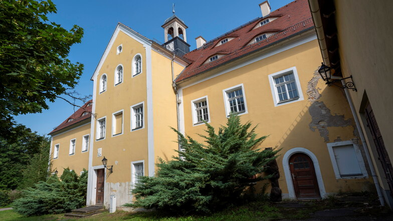 Das Bürgerhaus liegt in der Nähe des Schlosses in Grillenburg.