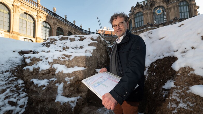 Bis zu 800 Jahre alte Stadtmauern hat Archäologe Dr. Hartmut Olbrich mit seinem Team im Zwingerhof freigelegt. Die Stadtbefestigungen stammen aus der Zeit zwischen dem 13. und dem 16. Jahrhundert.