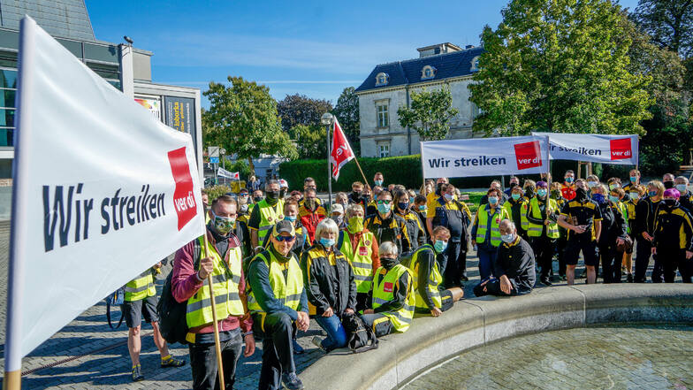 Mitarbeiterinnen und Mitarbeiter der Deutschen Post haben sich am Freitag zu einem mehrstündigen Warnstreik auf dem Theaterplatz in Bautzen versammelt.
