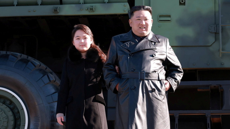 Kim Jong Un und seine Tochter beim Besuch eines angeblichen Tests einer Hwasong-17 Interkontinentalrakete.
