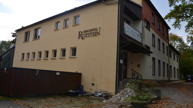 Imposanter Anblick: Das Rotstein-Hotel. Wie es damit weitergeht, steht allerdings noch nicht fest. Es wird ein Käufer gesucht.