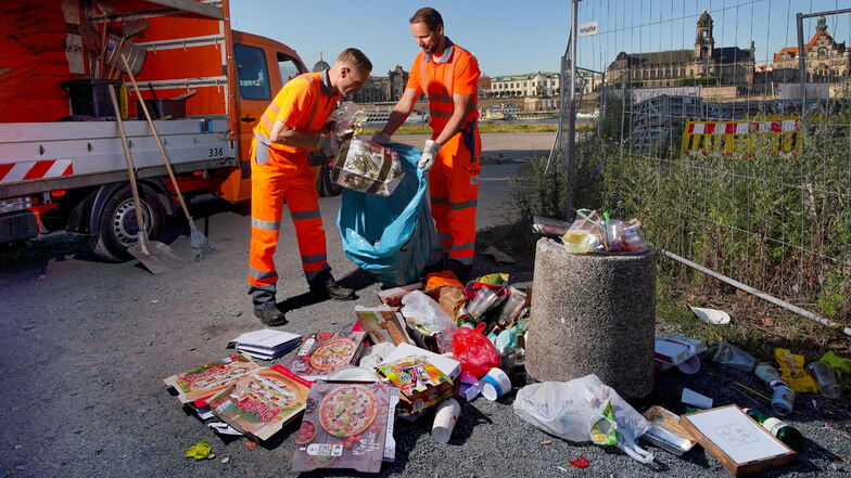 Alles, was daneben liegt, müssen die zwei Männer in Orange einsammeln. Den Inhalt des Mülleimers holen andere Kollegen der Stadtreinigung ab.