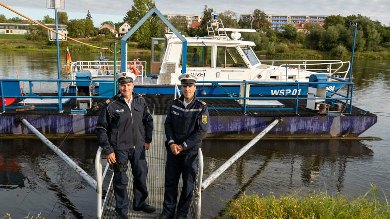 Verdächtig gute Jobs: Die Wasserschutzpolizisten Thomas Zill (l.) und Tino Sachse starten vom Pirnaer Anleger aus mit ihrem Boot "Europa" zur Streifenfahrt auf der Elbe.