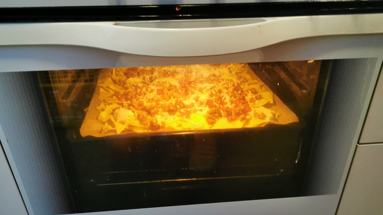 7. Schritt: Das Nacho-Blech bei 200 Grad Umluft in den Ofen schieben und etwa 10 min backen lassen bis der Käse zerläuft.