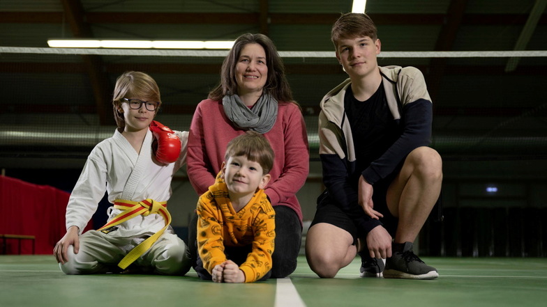 Kosten für die Freizeitgestaltung schlagen bei Kathleen Bölke aus Döbeln heftig zu Buche. Ihr Sohn Henrik (14) ist Rettungsschwimmer, Richard (11) macht Seibukan-Karate und Fredrik (4,5 Jahre) geht in die Musikschule.