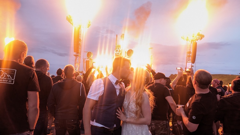 Rammstein-Fan-Paar feiert Hochzeit beim Konzert in Dresden