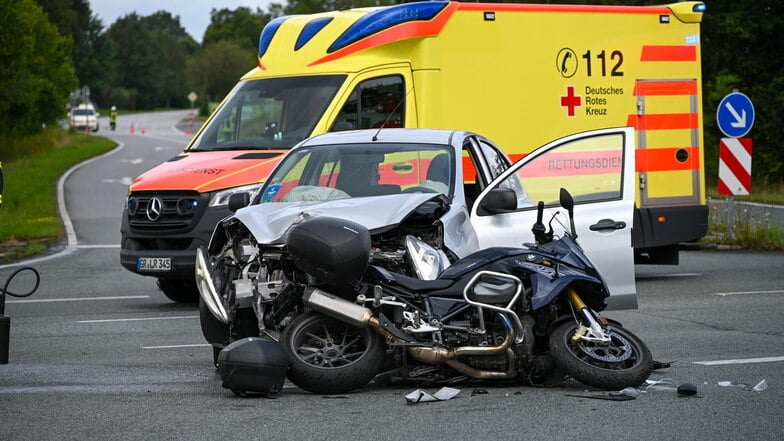 Traurige Bilanz dieses Unfalls am Sonntag in Neueibau:  Drei Verletzte werden ins Krankenhaus gebracht. Ein Mann und eine Frau waren mit dem Motorrad unterwegs, in dem Nissan saß eine Frau.