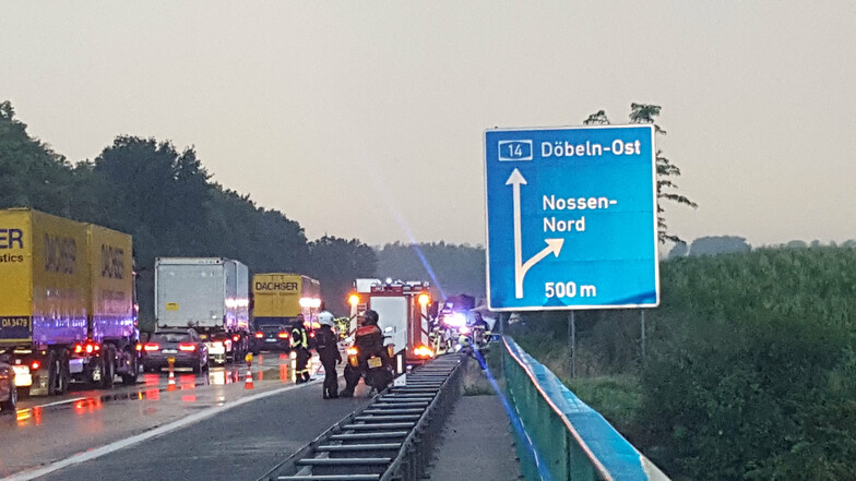 Am Freitag hatte sich nach einem Unfall bei starkem Regen an der Abfahrt Nossen-Nord auf der A14 ein Laster quergestellt.