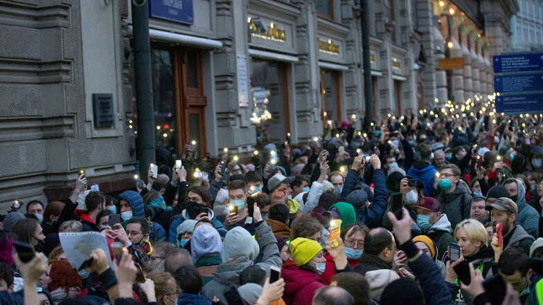 Menschen benutzen die Taschenlampen-Funktion ihrer Handys während einer Demonstration zur Unterstützung des inhaftierten Oppositionsführers Navalny.