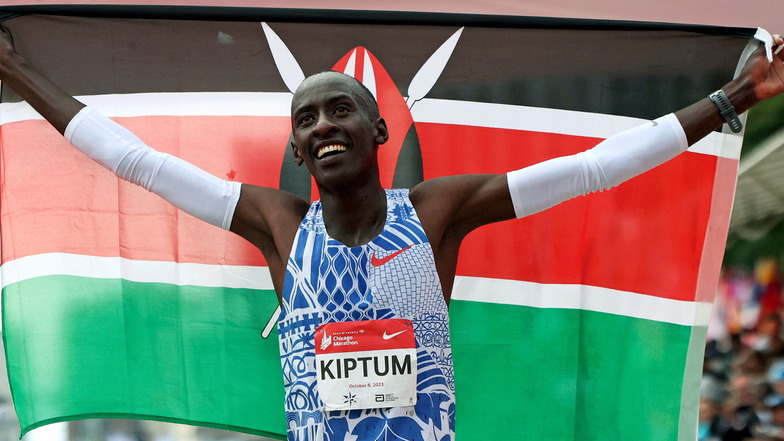 Kelvin Kiptum aus Kenia feiert seinen Weltrekordsieg beim Chicago-Marathon im Oktober 2023. Nun starb der 24-Jährige bei einem Verkehrsunfall.