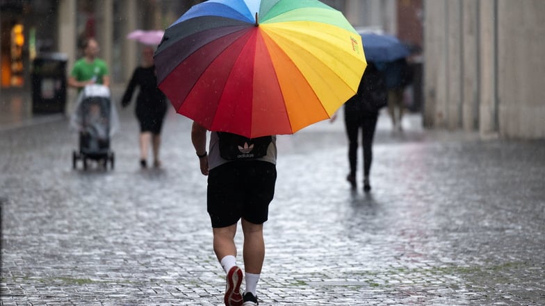 Nach dem vielerorts hochsommerlichen Start in den September wird es deutlich kühler - erste Herbstgefühle dürften aufkommen.