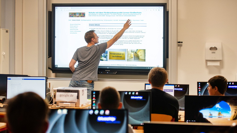Moderner Unterricht in der Klasse 6b: Die Vermittlung von Wissen - und sei es über das eigene Haus - mithilfe von digitalen Tafeln ist in dieser Schule inzwischen zur Normalität geworden.