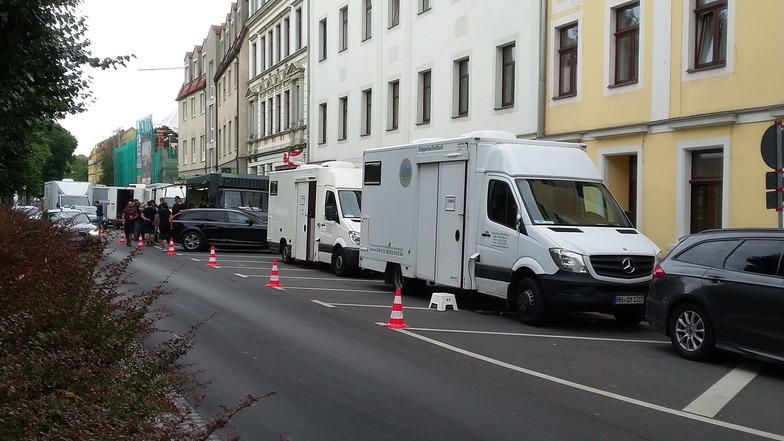 Die Parkplätze der Grohmannstraße sind belegt. Der Grund ist ein ARD-Produktionsteam.