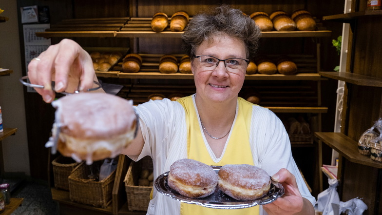 Heike Kopke, Mitarbeiterin in der Landbäckerei Gerber, präsentiert die leckeren Pfannkuchen. Offenlegung: Auch die Redaktion hat sie verkostet - nach dem Voting-Ergebnis.
