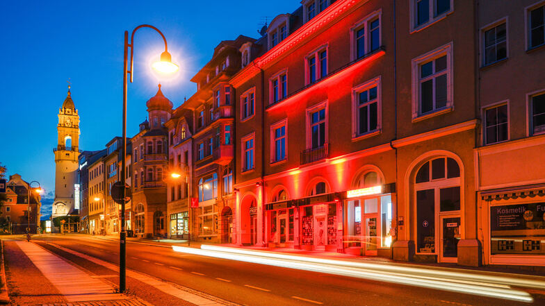 Etwas vom Straßenlicht überstrahlt, aber dennoch zu erkennen: die Fassade des Tanzclub Mono an der Steinstraße in Bautzen in rotem Licht. 