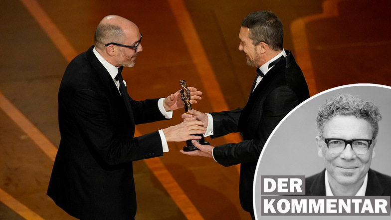 Antonio Banderas (r.) überreicht Regisseur Edward Berger den Oscar für "Im Westen nichts Neues" für den besten internationalen Spielfilm.