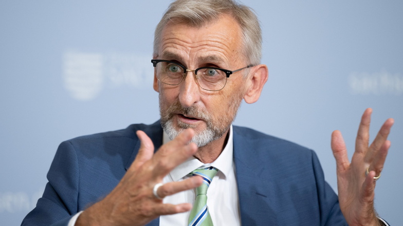 Sachsens Innenminister Armin Schuster fordert mehr Druck auf jene Länder, die Flüchtlinge „durchwinken“.