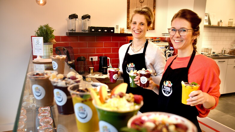 Gesunde Leckereien gibt es bei Claudia Unger (l.) und Nora Schütz im "Purna Deli Store". Dort stehen Smoothies, Porridges und Bowls auf der Speisekarte.
