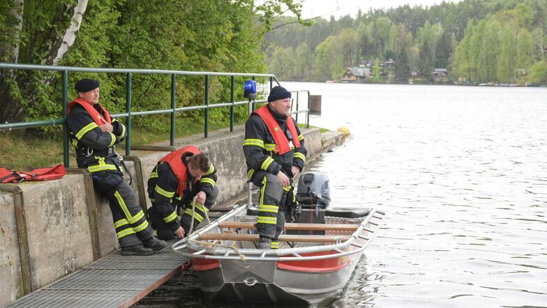 Die Kameraden der Feuerwehr begutachteten den Schaden auf dem Gewässer.