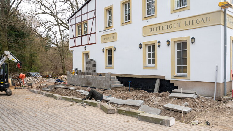Noch wird am Café in Liegau gebaut - schon zu Karfreitag werden hier die ersten Gäste empfangen.