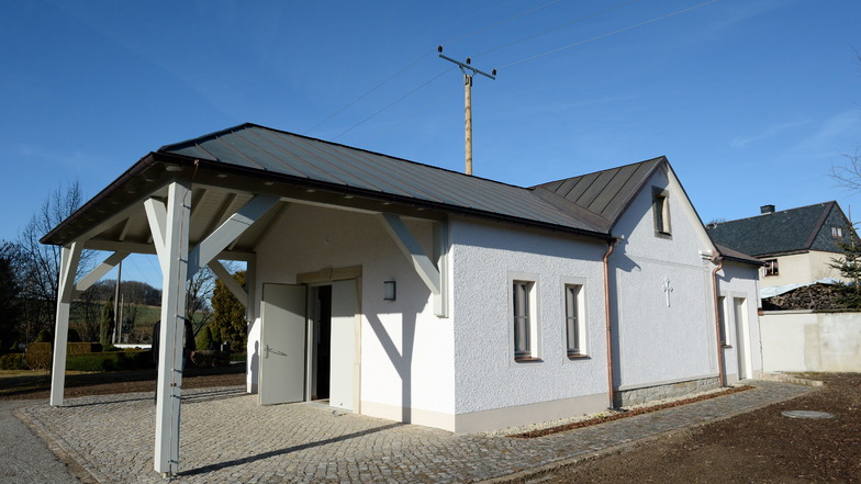Für die Nutzung der Trauerhalle in Colmnitz fällt künftig die gleiche Gebühr wie in Pretzschendorf an.