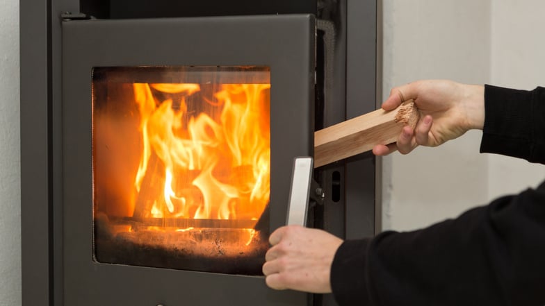 Neue Grenzwerte verunsichern Sachsens Kamin-Besitzer. Nach Angaben der sächsischen Schornsteinfegerinnung sind etwa 20 Prozent aller Anlagen betroffen.