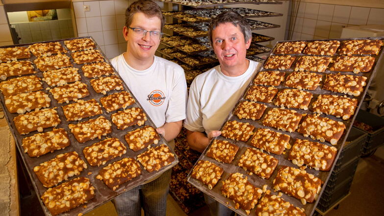 Der Inhaber der Pfefferküchlerei Löschner Peter Kotzsch (rechts) und Sohn präsentieren Macadamianuss-Pfefferkuchen.