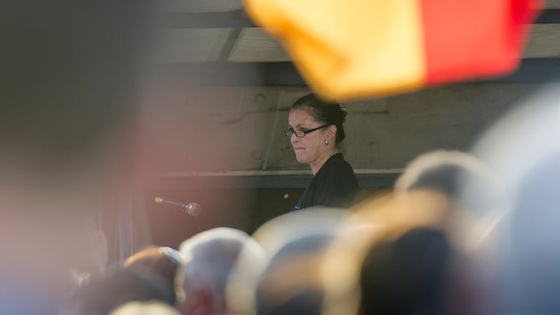 Die frühere Oberbürgermeister-Kandidatin für Pegida, Tatjana Festerling, spricht im Mai 2015 bei einer Kundgebung  auf dem Schlossplatz in Dresden.