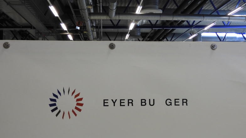 Das bisherige Logo von Meyer-Burger hat im Werk Freiberg hier und da schon etwas gelitten.