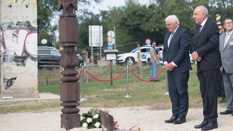 Bundespräsident Frank-Walter Steinmeier (l) und Tamas Sulyok, Präsident der Republik Ungarn, legen im Gedenkpark Paneuropäisches Picknick in Sopron Sträuße nieder.