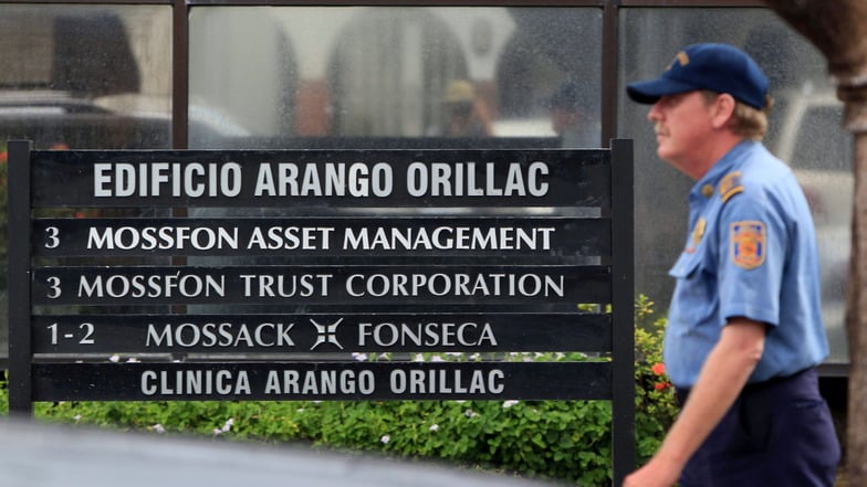 Ein privater Sicherheitsmann geht an der Firmenzentrale von Mossack Fonseca vorbei.