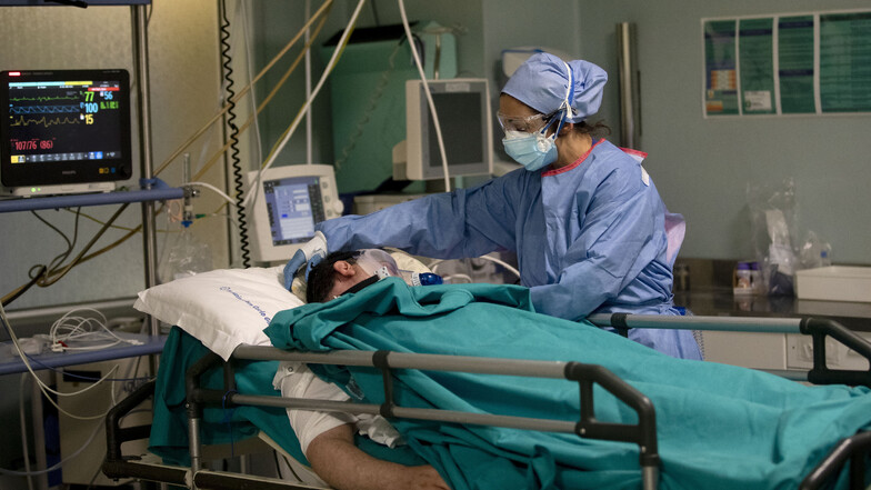 Eine Krankenschwester betreut einen Patienten auf der Notfallstation des Krankenhauses San Carlo in Milan.