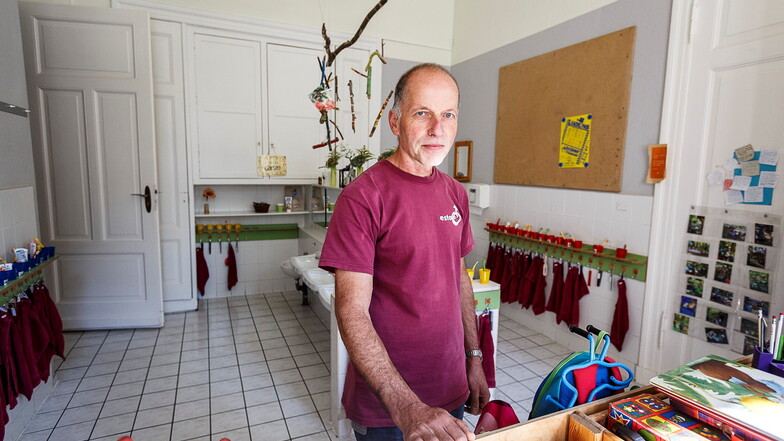 Ulrich Warnatsch steht im Waschraum der Kita Samenkorn im Haus Wartburg. Die Kita muss umgebaut werden, weil sie den heutigen Standards nicht mehr entspricht.