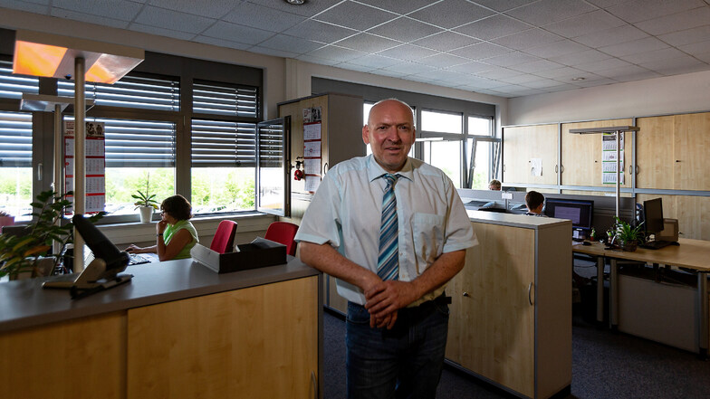 Wackler-Niederlassungsleiter Markus Hecker im halb-leeren Disponenten-Büro. Einige Mitarbeiter arbeiten immer noch im Homeoffice.