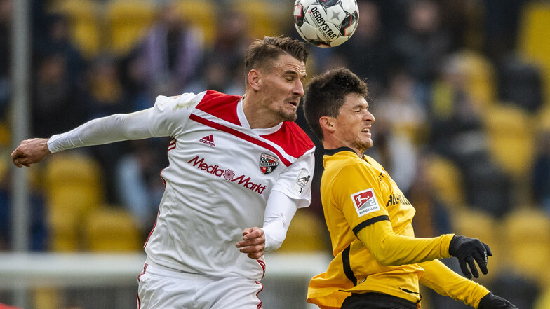 Bereits in der Saison 2018/19 traf Kutschke mit seinem jetzigen Klub auf seinen Heimatverein: Am 25. November 2018 ist er in diesem Kopfballduell vor  Jannis Nikolaou (r./jetzt Braunschweig) am Ball. Ingolstadt gewann mit 2:0, stieg am Ende aber trotzdem ab. 