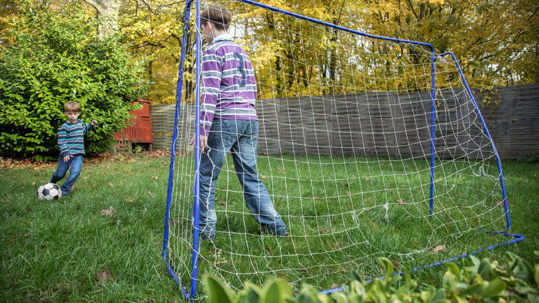 Beim Spielen im Garten fliegt schnell mal ein Ball aufs angrenzende Grundstück. Nachbarn müssen das hinnehmen.