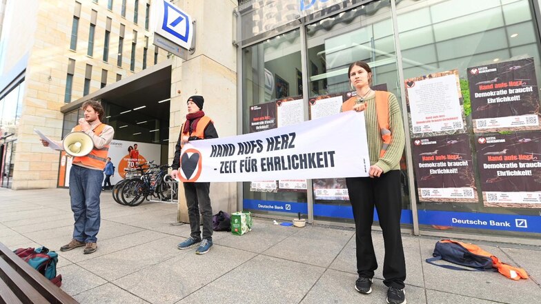 Am Samstag haben Mitglieder der "Letzten Generation" vor der Deutschen Bank in Dresden protestiert.