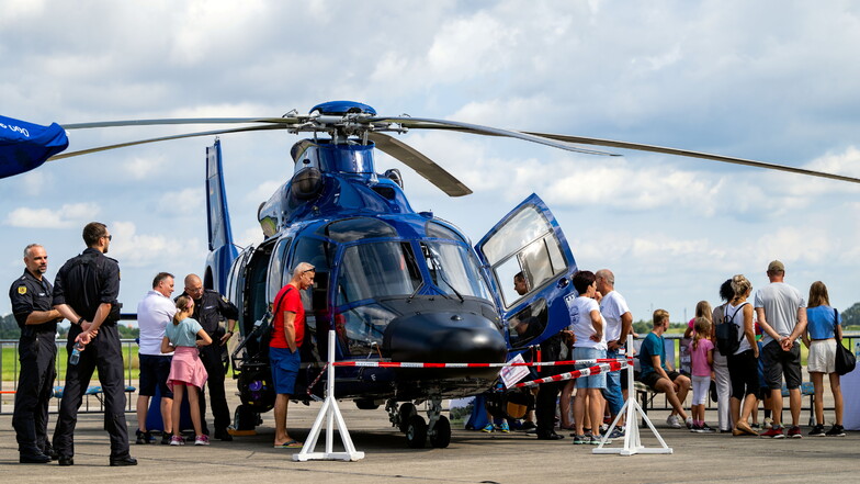 Viele Besucher der Flugtage nutzen die Chance, Flugzeuge und Hubschrauber aus nächster Nähe zu besichtigen.