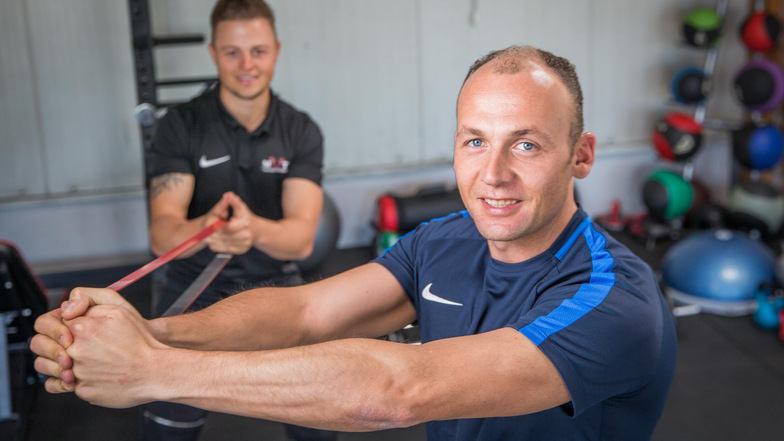 Tobias Schwald (vorn) lässt sich von seinem Bruder, Michael Muthreich, ein intensives Trainingsprogramm auf den Leib schneidern.
