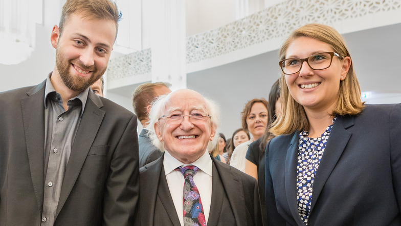 Die Leipziger Studenten Elisa Rost (rechts) und Martin Pfingstl treffen den irischen Präsidenten Michael D. Higgins.