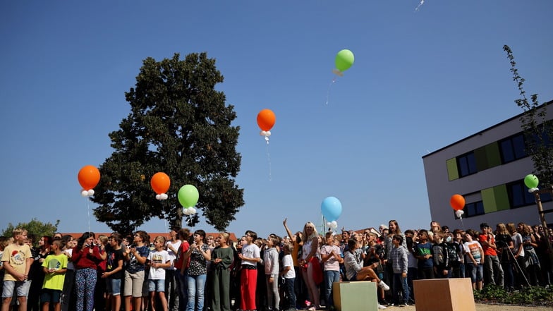 Hunderte Schüler feierten am Mittwoch die Neueröffnung der Oberschule Am Merzdorfer Park, an der zwei Jahre lang gebaut wurde.