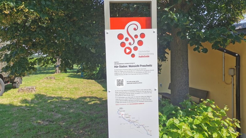 Informationstafel des Audioguide für den Sächsischen Weinwanderweg an der "Weinsicht Schloss Proschwitz".