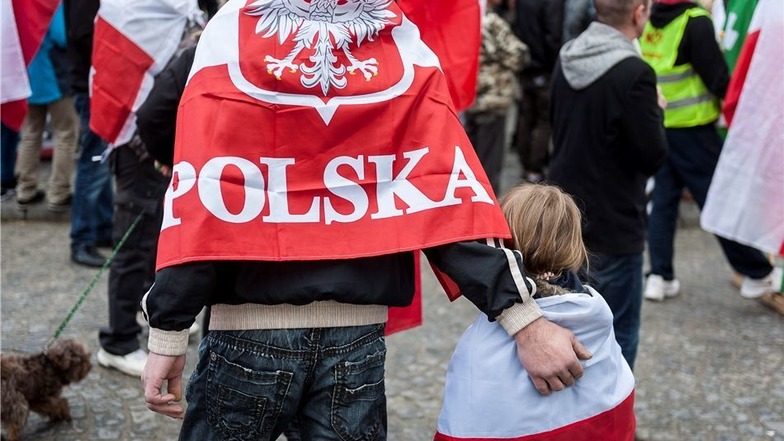 Mit polnischer Nationalfahne nahm dieser Vater mit seinem Sohn an der Demo teil.