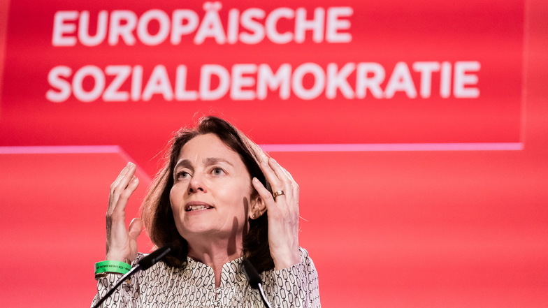 Katarina Barley, SPD-Spitzenkandidatin für die Europawahl, spricht beim Demokratiekongress von SPD und der Sozialdemokratischen Partei Europas am Samstag in der Berlin.