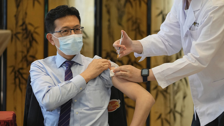 Stanley Ng Chau-pei, Mitglied des Pro-Peking-Lagers und des Legislativrats von Hongkong, erhält eine Dosis des chinesischen Corona-Impfstoffs.