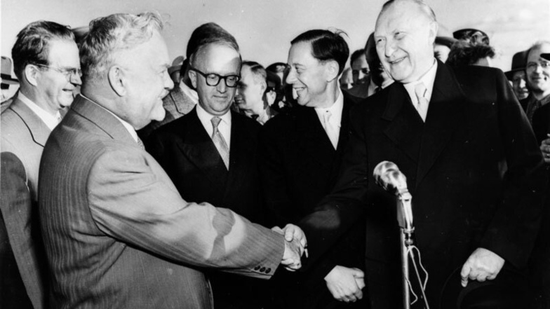 Schon 1952 hatte die wirtschaftliche Kooperation zwischen Bundesrepublik und UdSSR wieder begonnen, und nach Bundeskanzler Adenauers Besuch in Moskau 1955 - hier mit dem Vorsitzenden des sowjetischen Ministerrates, Nikolai Bulganin - wurden erneut diploma