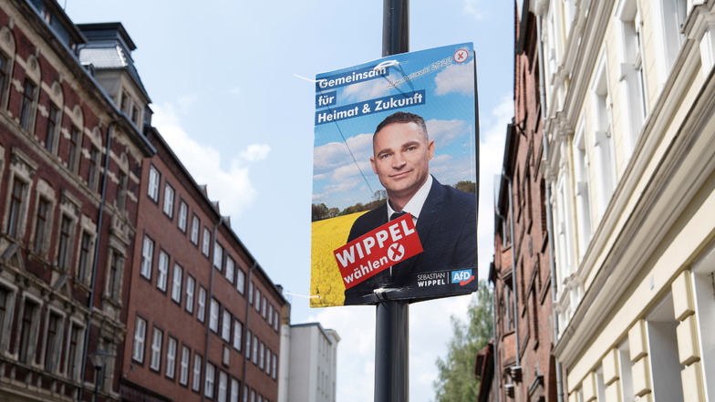 Altes Wahlplakat von Sebastian Wippel vorm Polizeirevier Görlitz.
