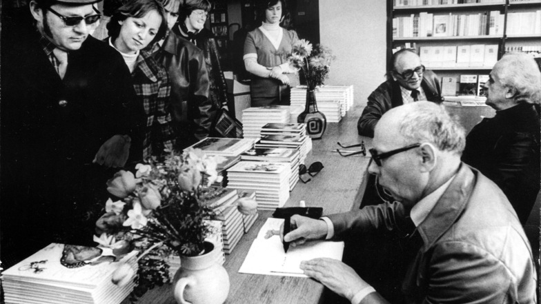 Autogrammstunde mit Schriftstellern: von links Herbert Friedrich, Kurz David und Jurij Brezan.