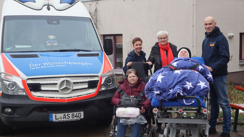 Ehrenamtliche Helfer des ASB brachten einen  Bewohner des Seniorenheims "Helene Schmieder" mit seiner Frau und  Hospizbegleiterin Annette Dreißig in seinen Geburtsort. Ein Herzenswunsch.